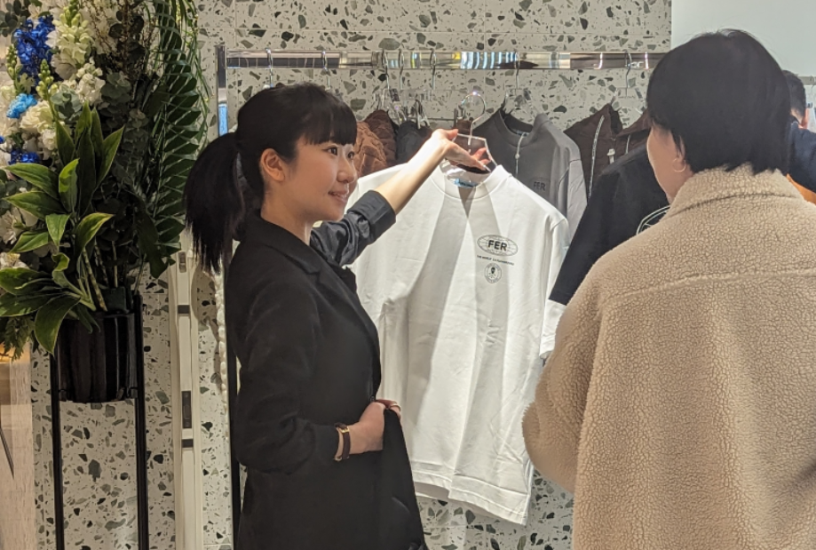 株式会社キューブ　デザイナー　接客